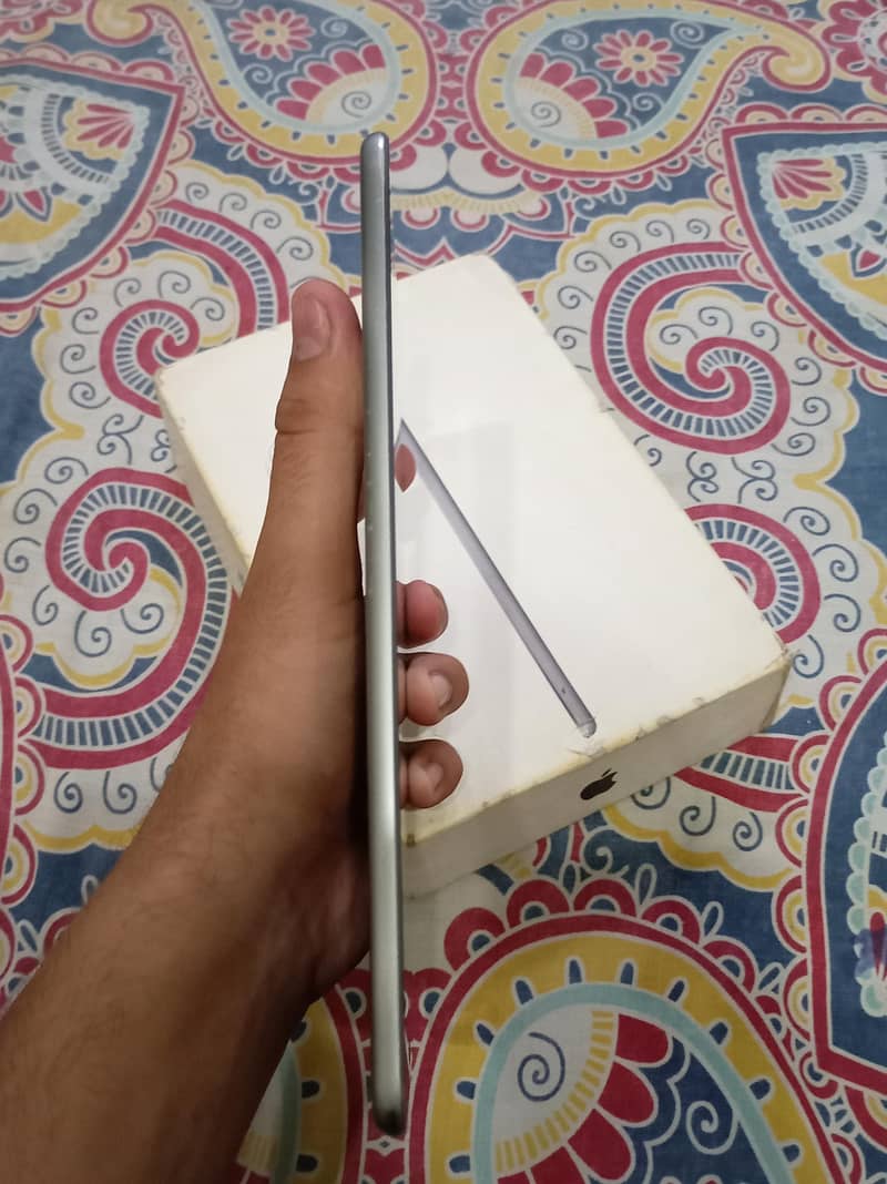 IPAD MINI 5 ( BOX + ADAPTER) 8