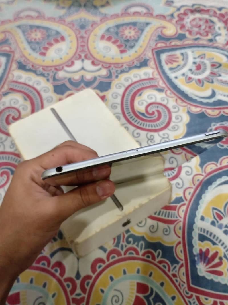 IPAD MINI 5 ( BOX + ADAPTER) 9