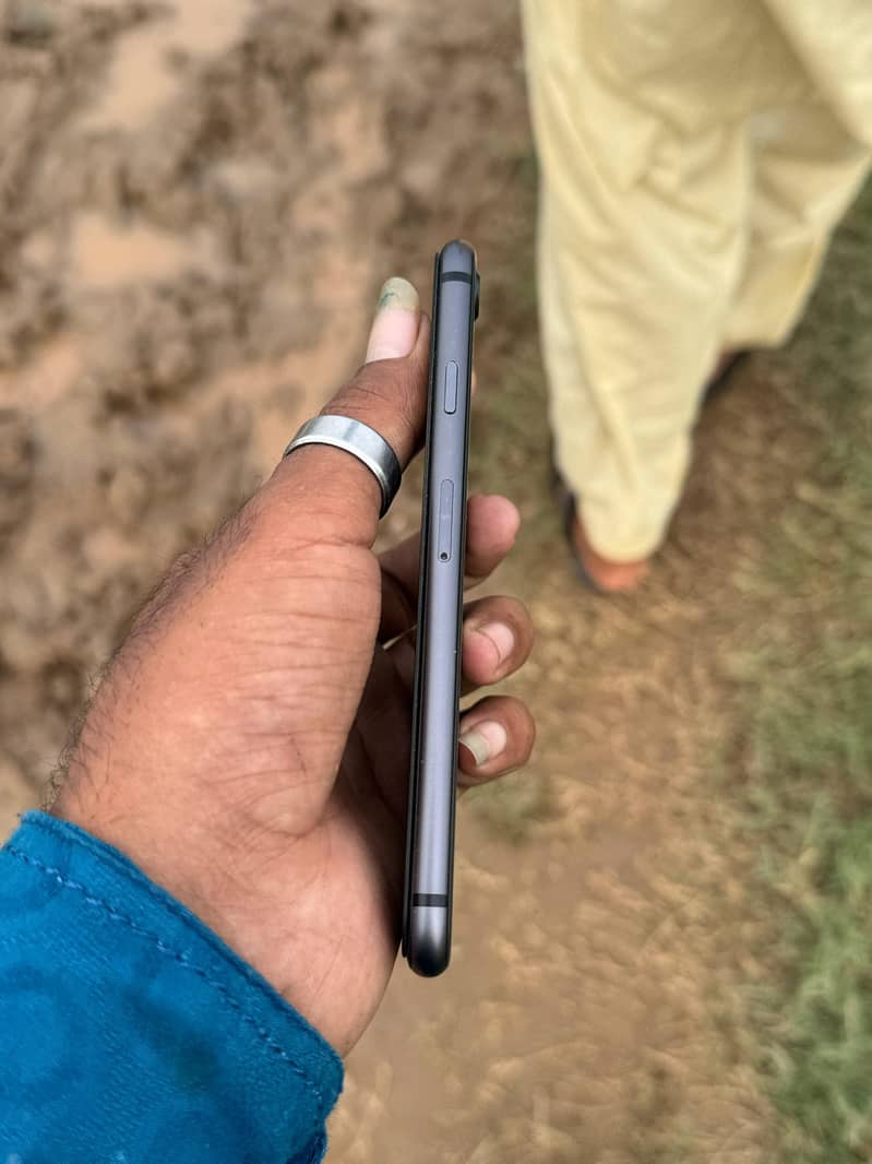 Apple iPhone 8 3