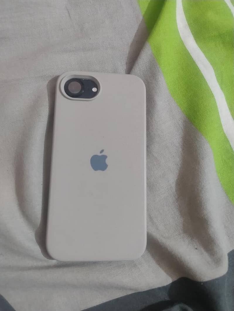 Apple iPhone 16e 2