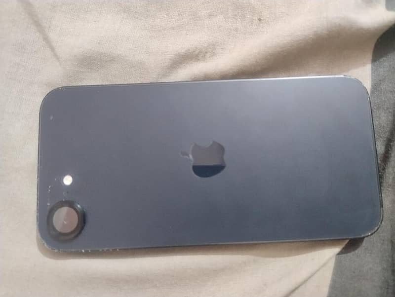 Apple iPhone 16e 3