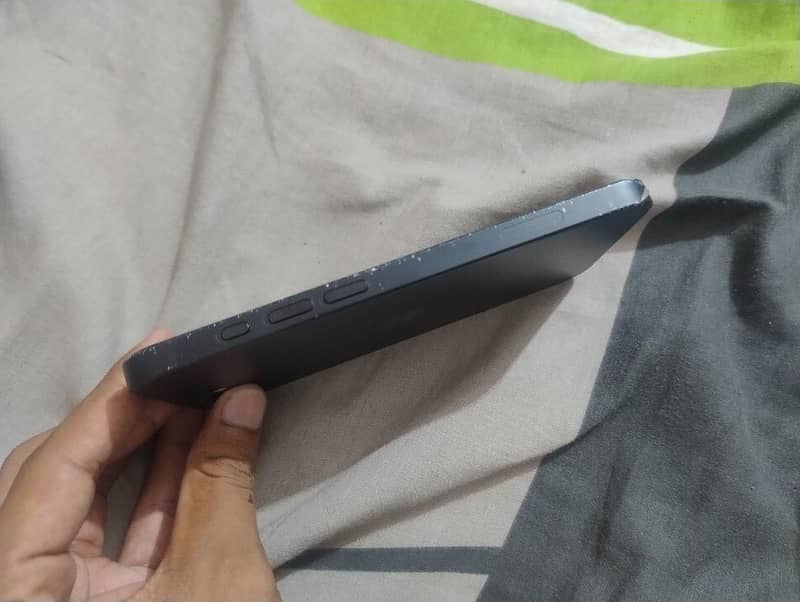 Apple iPhone 16e 4