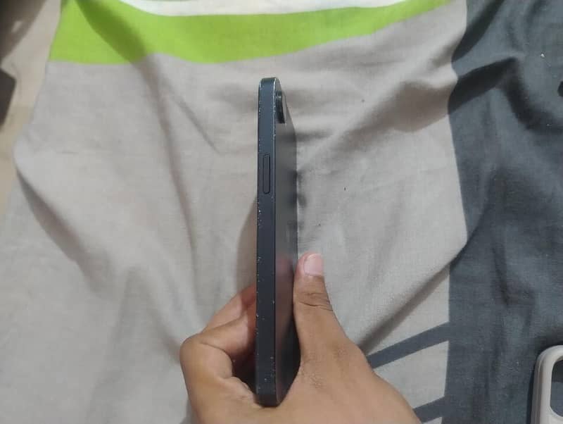 Apple iPhone 16e 5