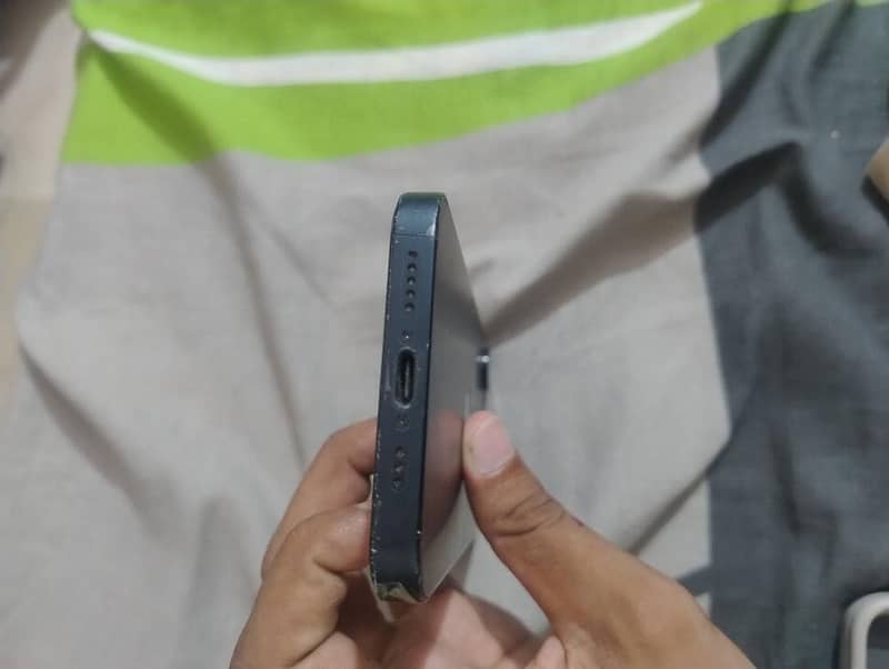 Apple iPhone 16e 6