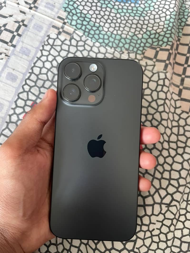 Apple iPhone 16 Pro Max 1