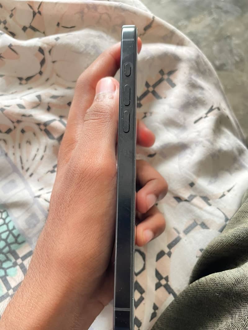 Apple iPhone 16 Pro Max 4