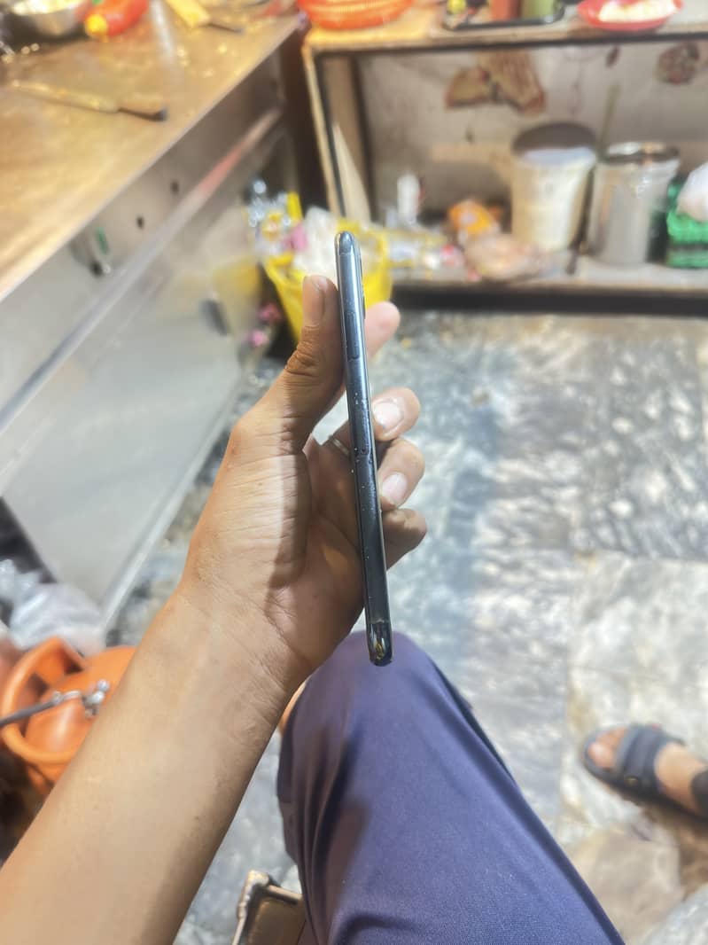 Apple iPhone 11 Pro Max 4