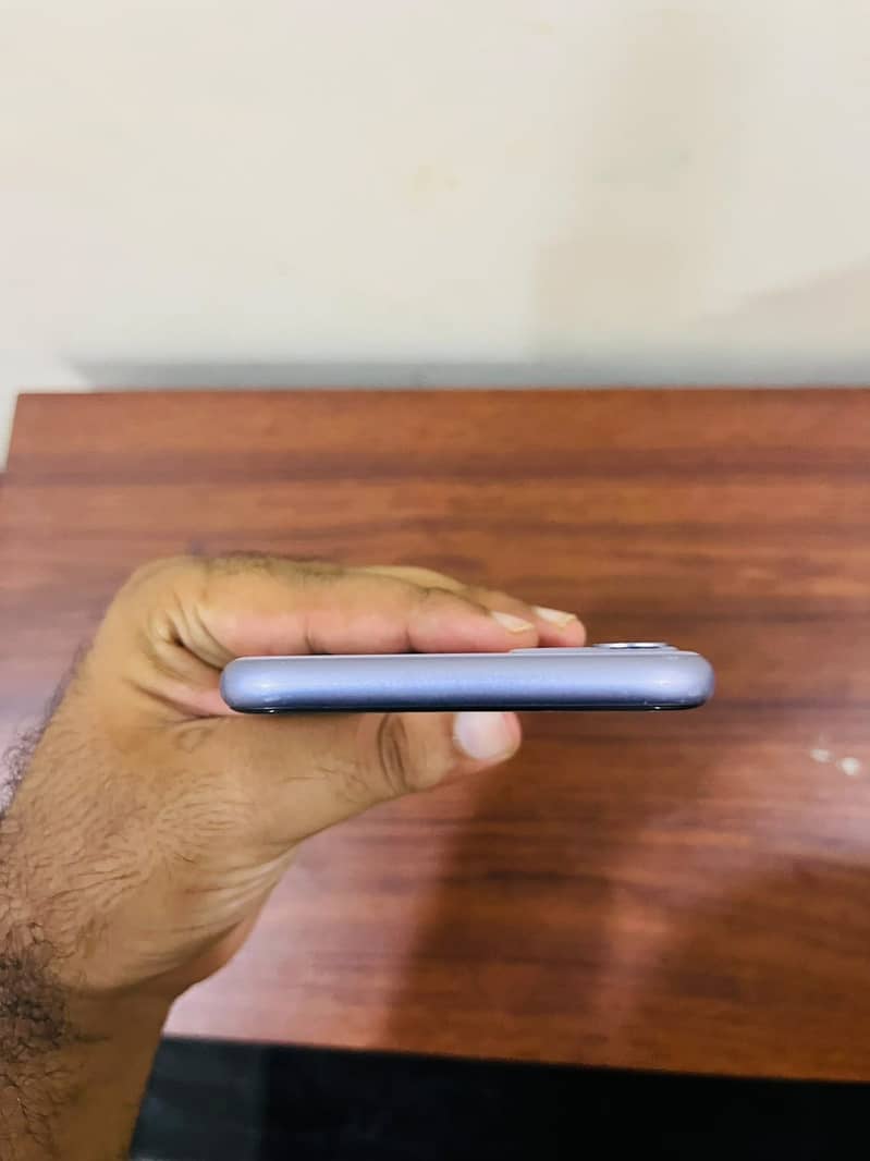 Apple iPhone 11 4