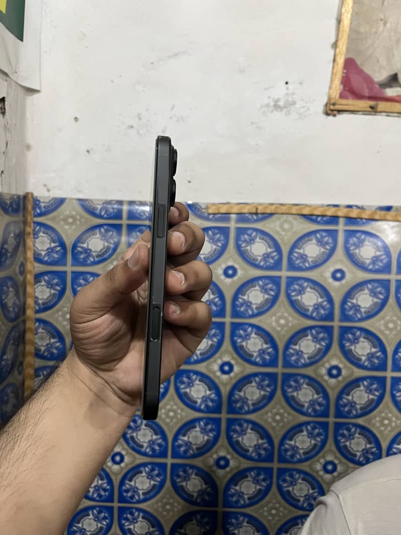 Apple iPhone 16 Pro Max 9