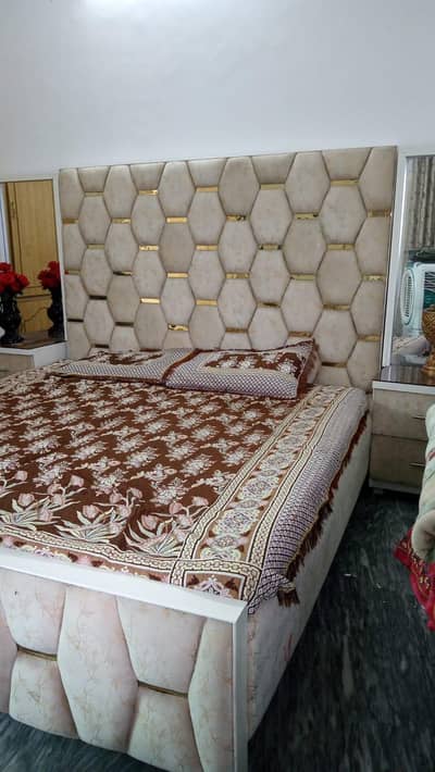king size bed and side tables exillent condition