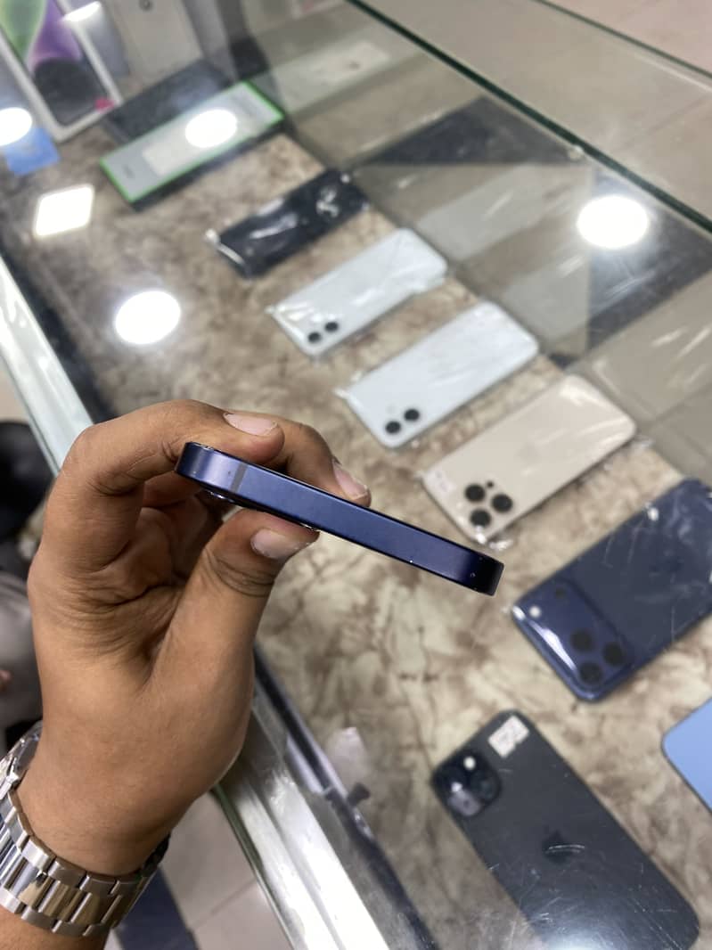 Apple iPhone 12 4
