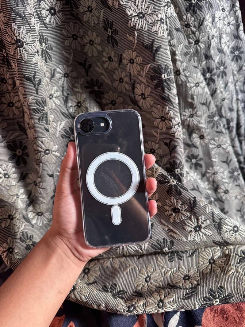 Apple iPhone 16e 2
