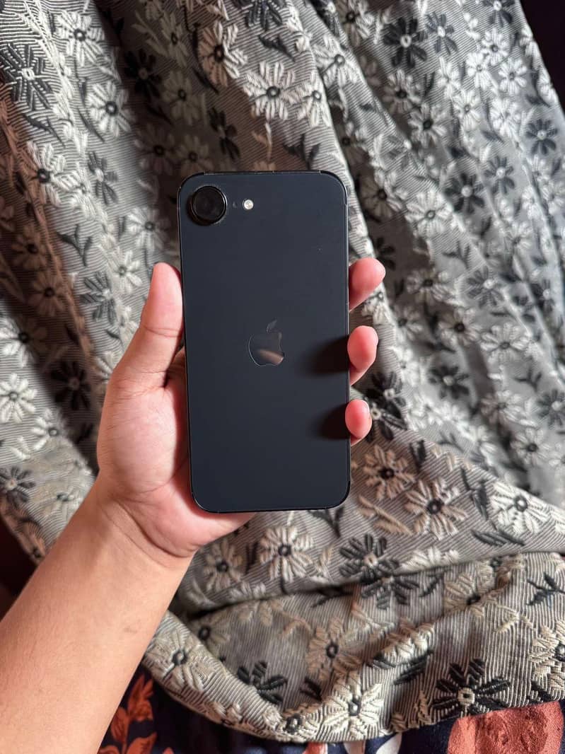 Apple iPhone 16e 4