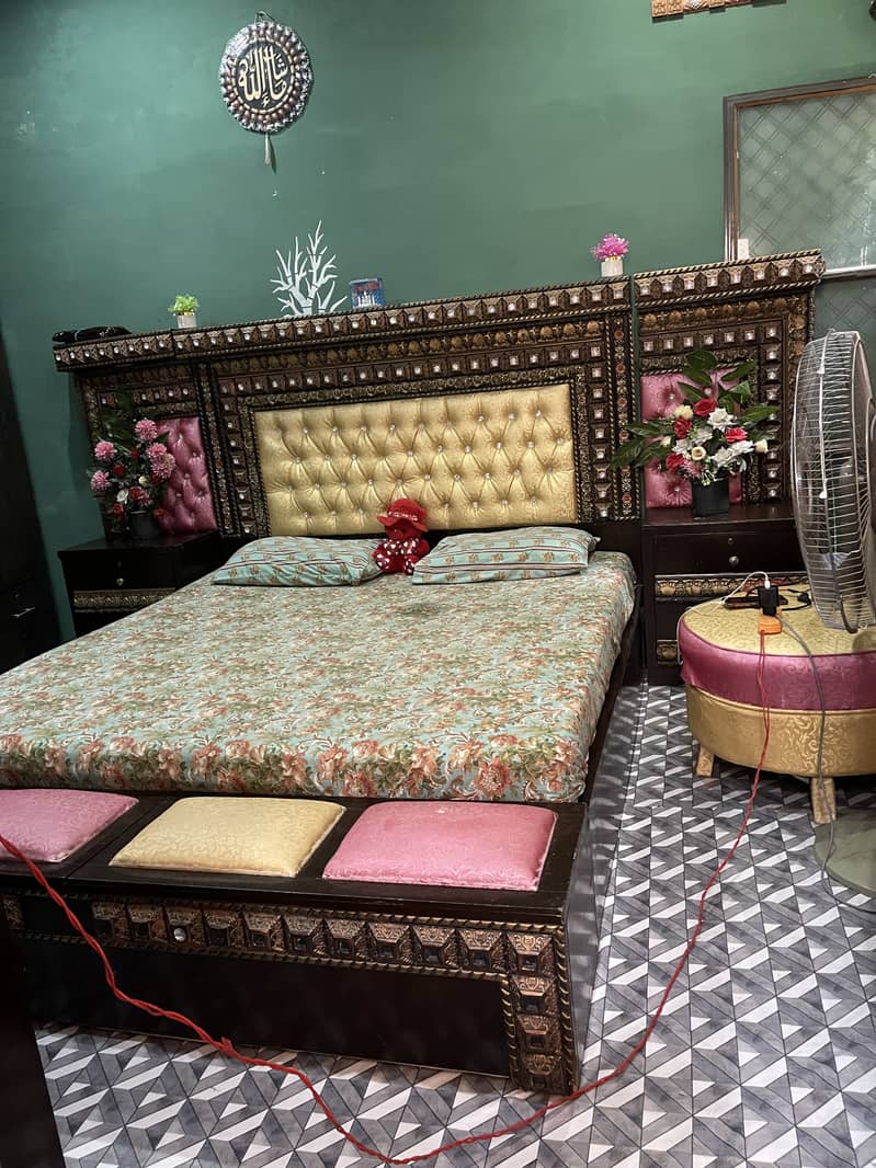 Beds & side table with mirror 0