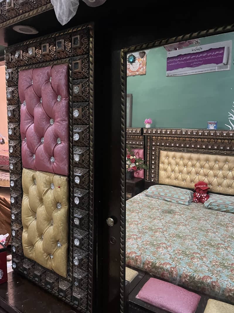 Beds & side table with mirror 3