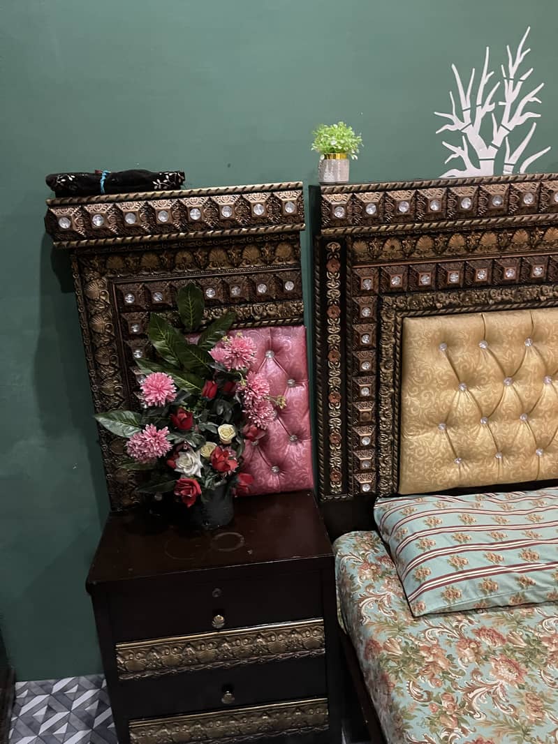 Beds & side table with mirror 4