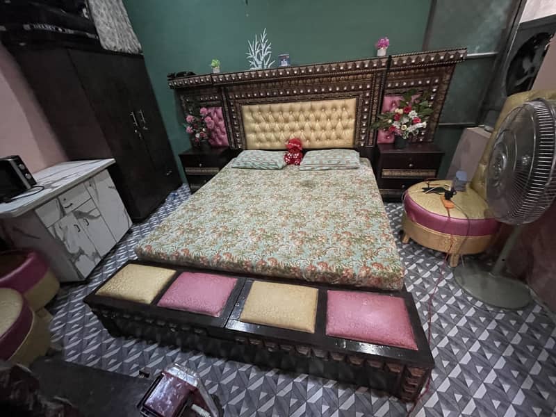 Beds & side table with mirror 5