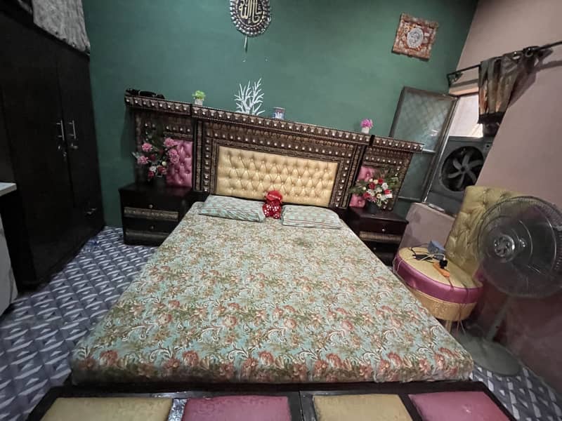 Beds & side table with mirror 7