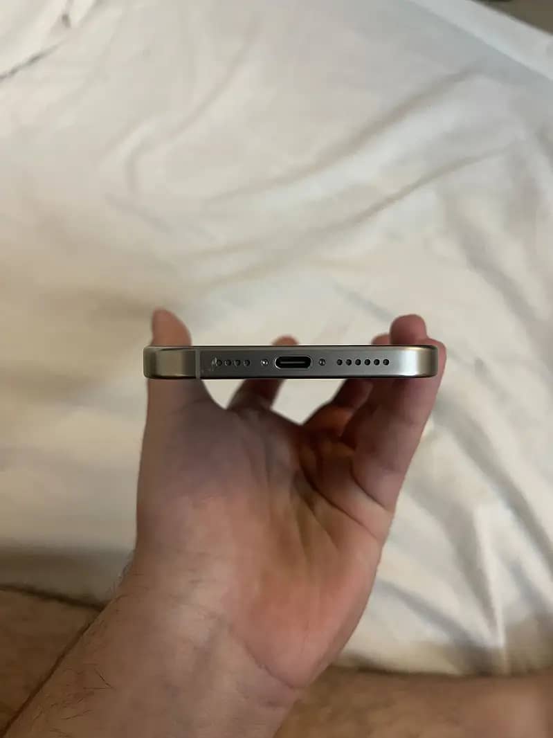 Apple iPhone 15 Pro Max 4