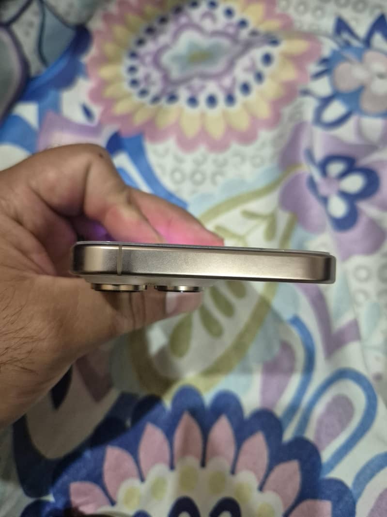 Apple iPhone 16 Pro Max 4