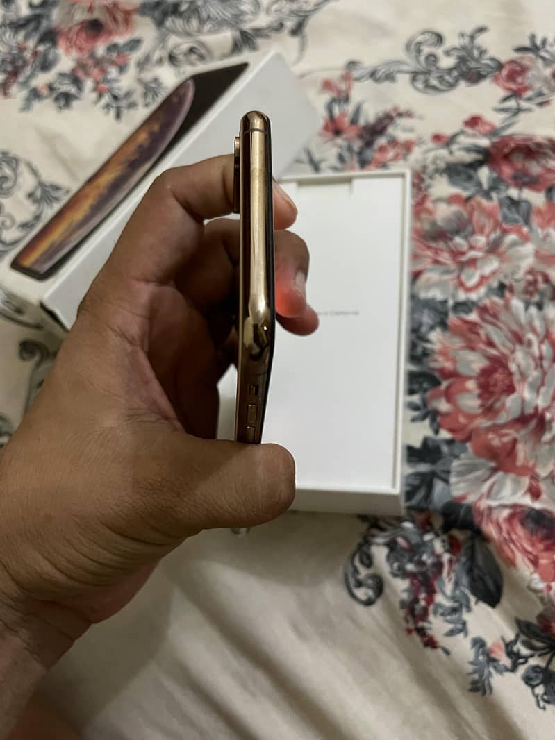 Apple iPhone XS Max 3