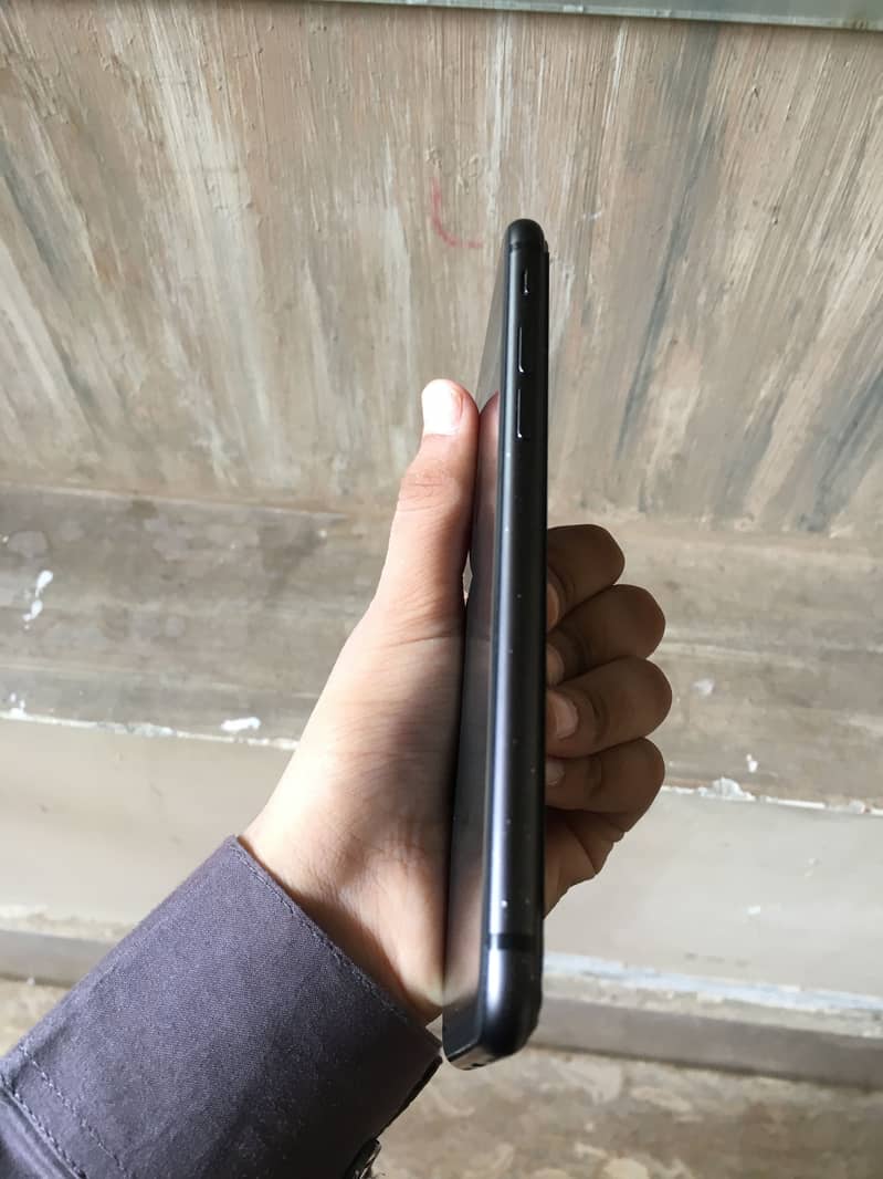 Apple iPhone 8 1