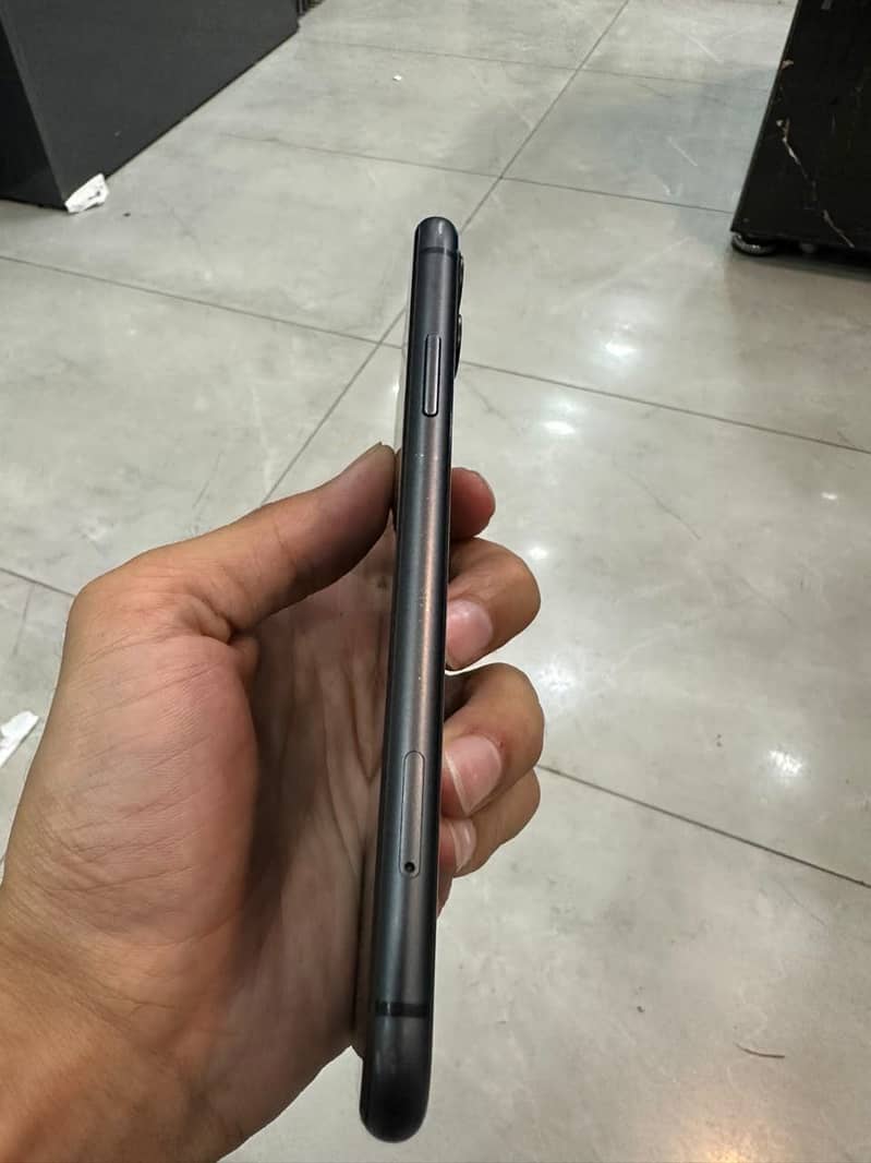Apple iPhone 11 3