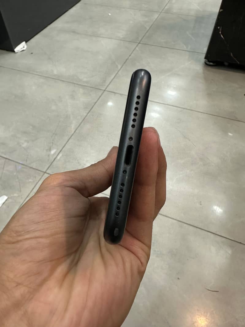 Apple iPhone 11 4