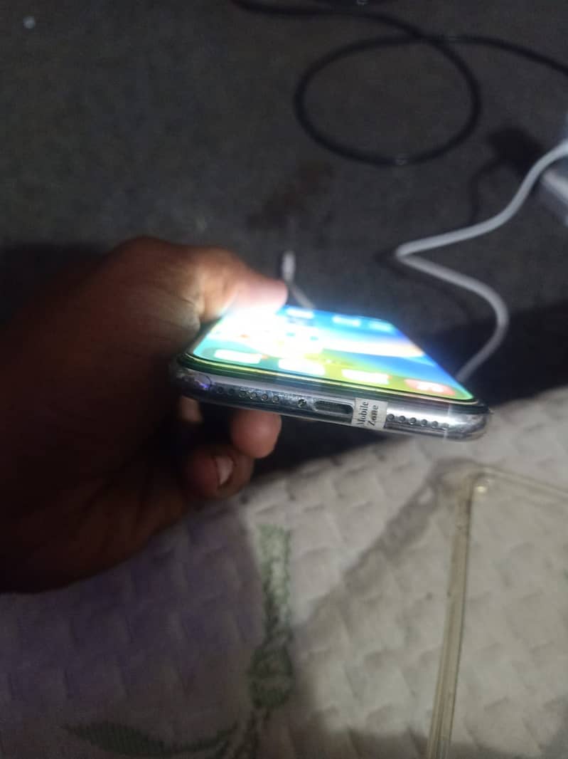Apple iPhone X 4