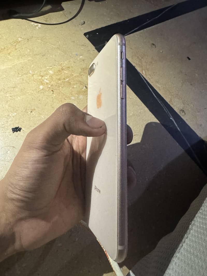Apple iPhone 8 Plus 3