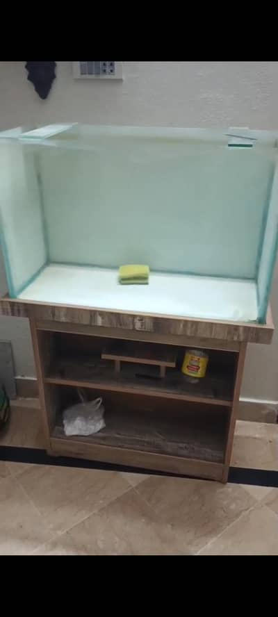 2.5 feet Aquariam with table