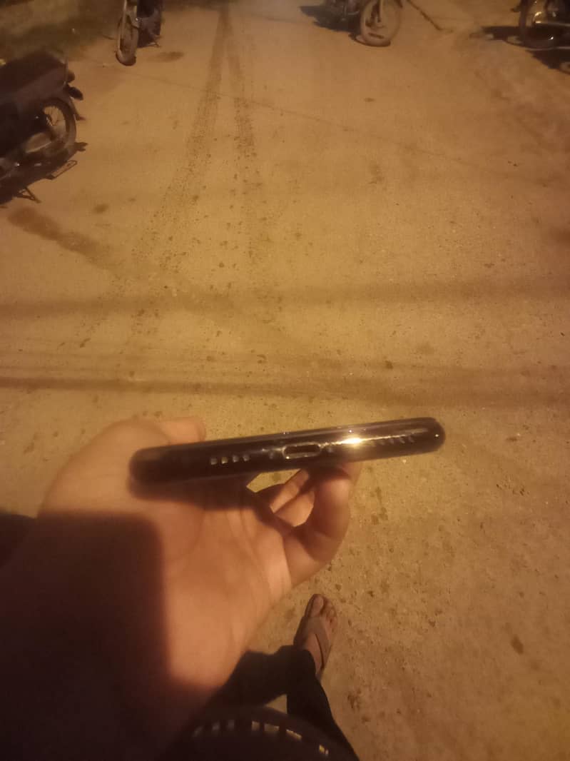Apple iPhone 11 Pro Max 4