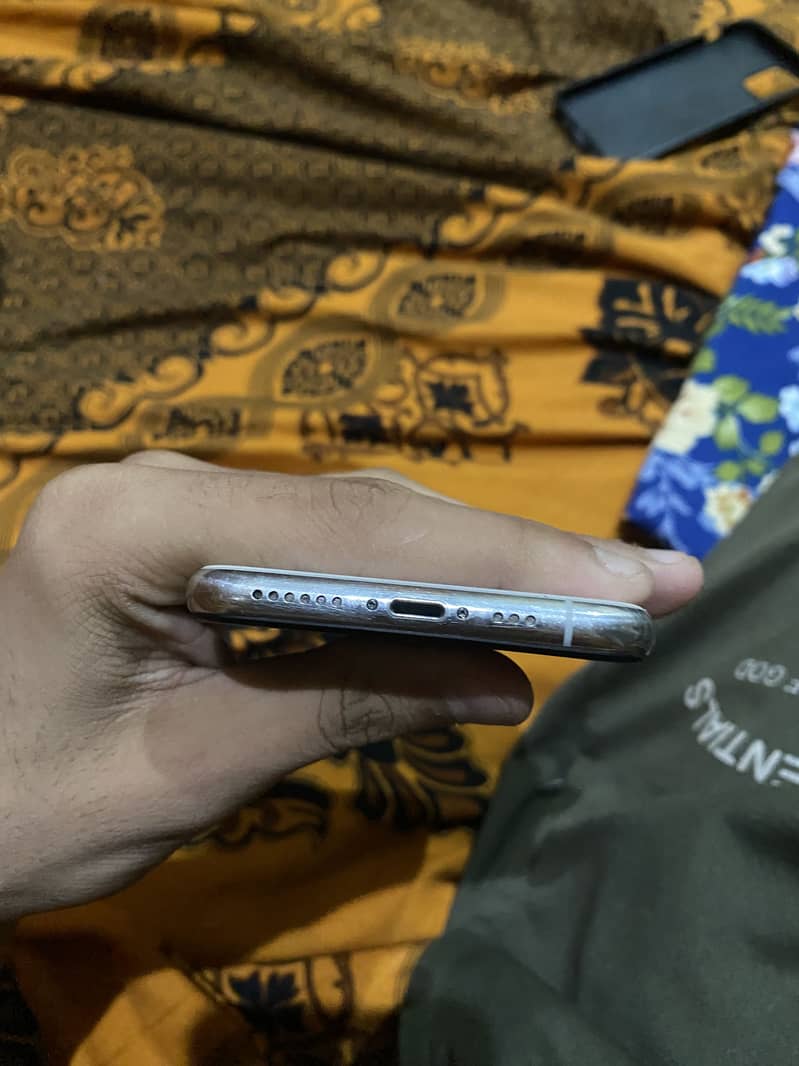 Apple iPhone 11 Pro 4