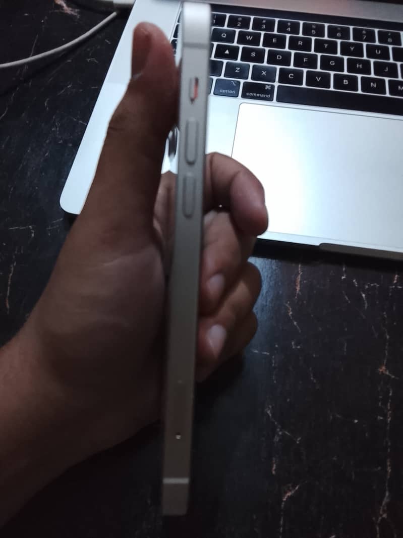 Apple iPhone 12 4