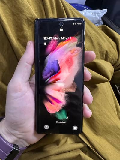 Samsung fold 3 12GB Ram /256 storage with dote in fold screen