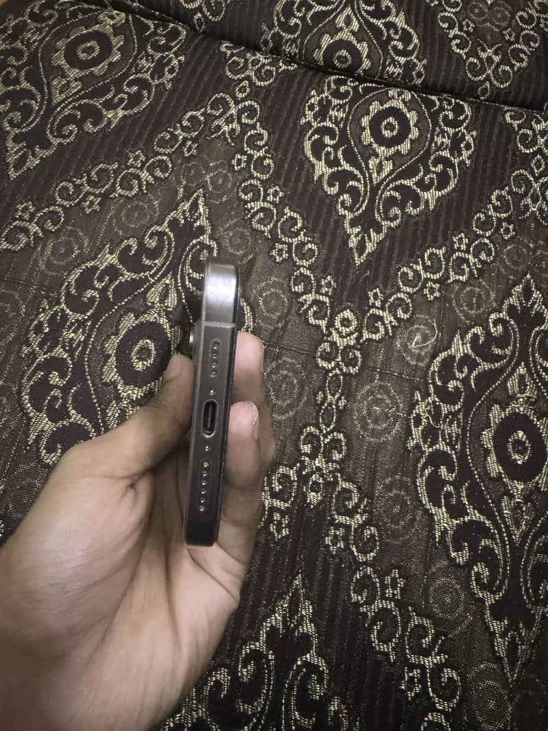 Apple iPhone 15 Pro Max 4
