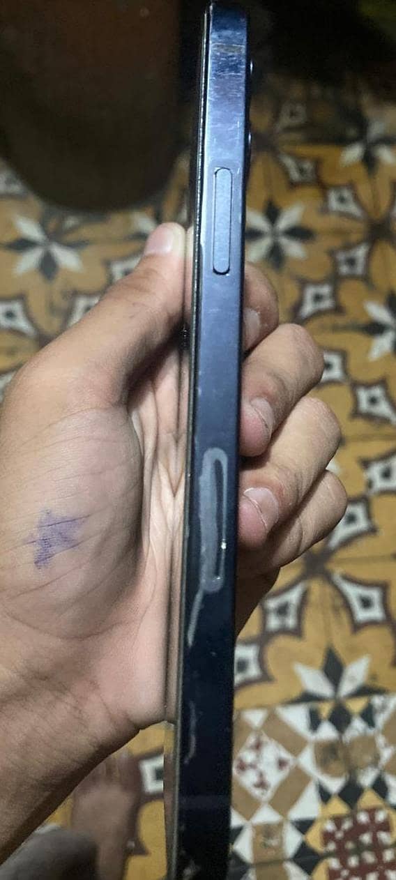 Apple iPhone 12 4