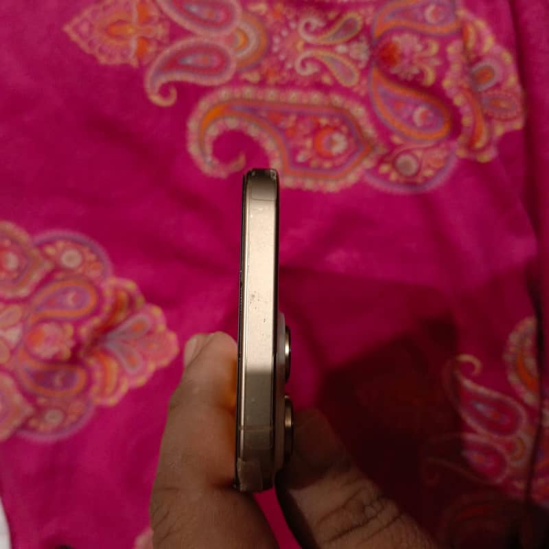 Apple iPhone 16 Pro Max 9