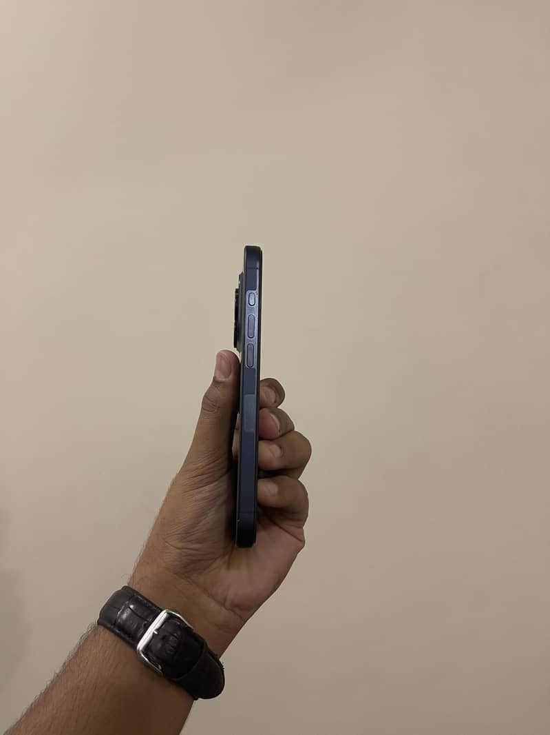 Apple iPhone 15 Pro 3