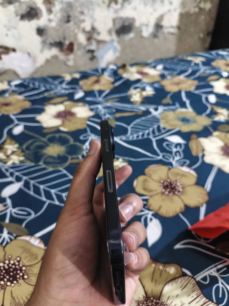Apple iPhone 15 Pro Max 2