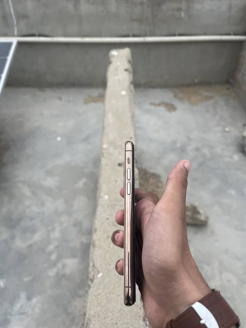 Apple iPhone 11 Pro 4