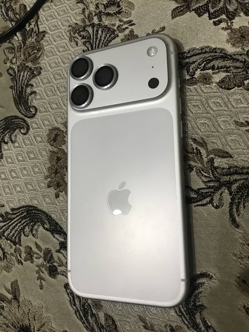 Apple iPhone 17 Pro Max 1