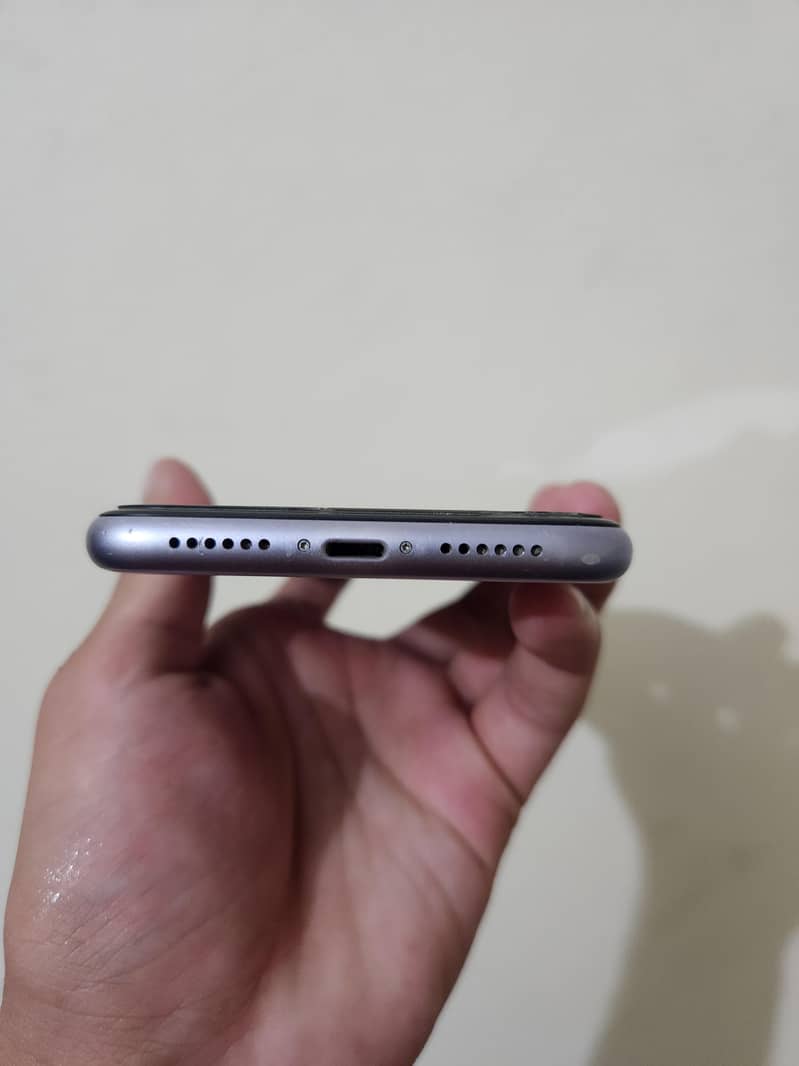 Apple iPhone 11 4