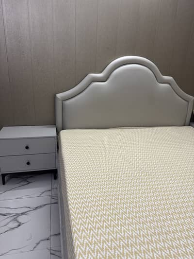 Queen size bed with 2 side tables