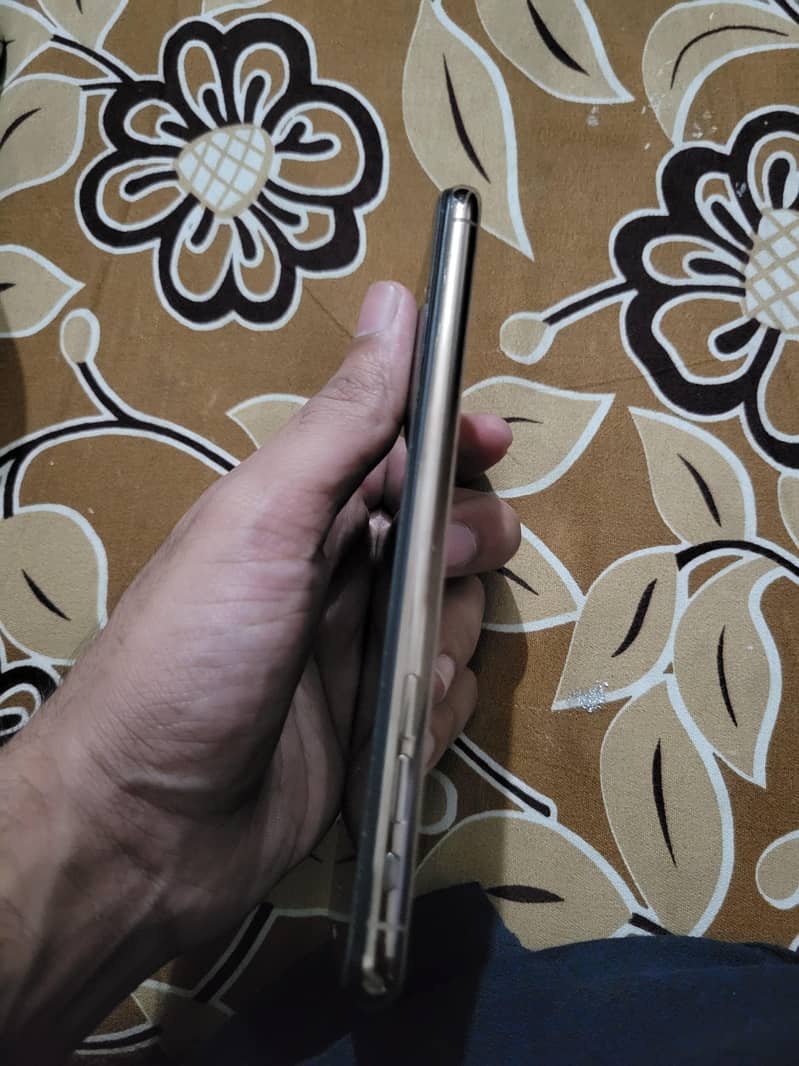 Apple iPhone XS Max 3