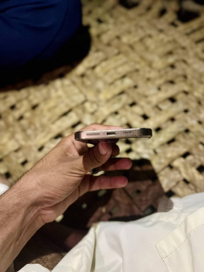 Apple iPhone 16 Pro Max 4