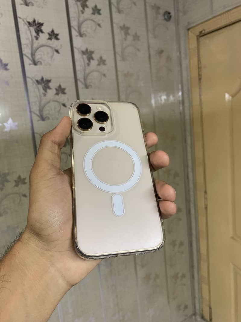 Apple iPhone 16 Pro Max 4