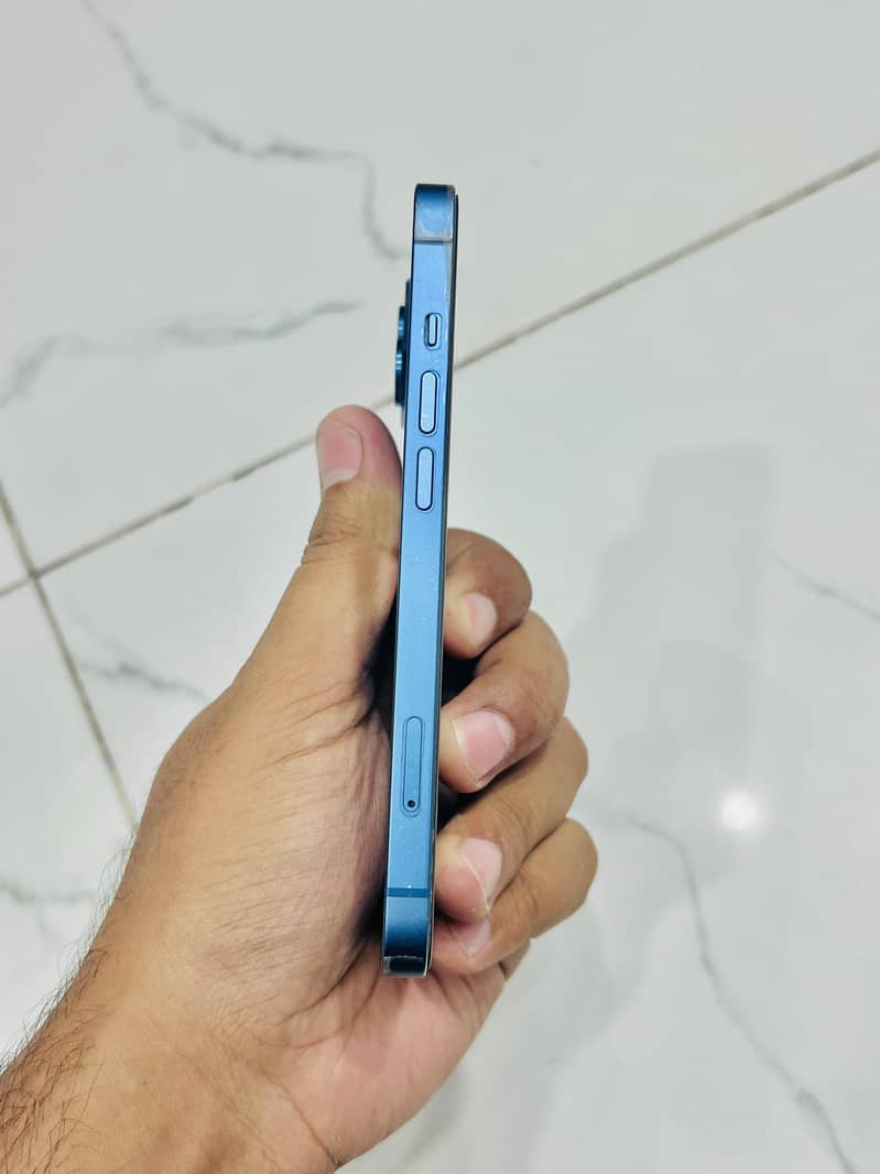 Apple iPhone 13 5