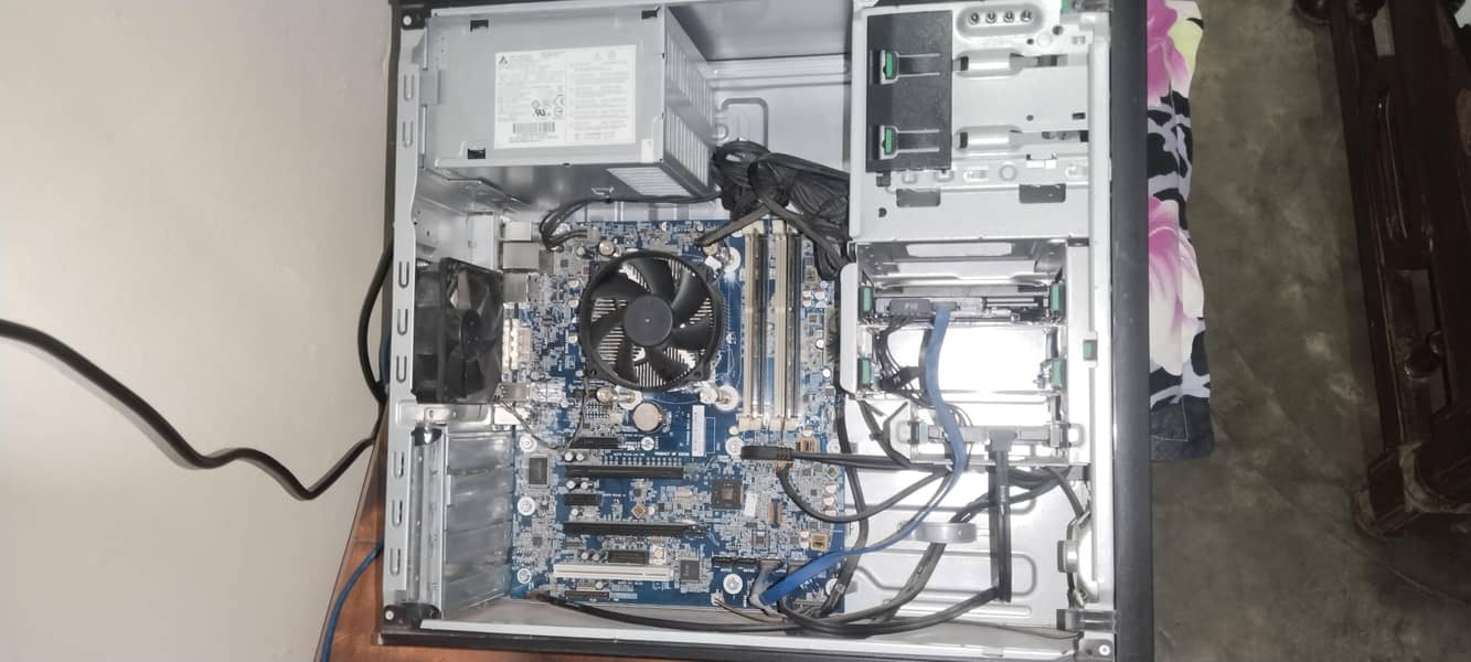 HP ڈیسک ٹاپ کمپیوٹر مکمل سیٹ، بہترین حالت میں 2