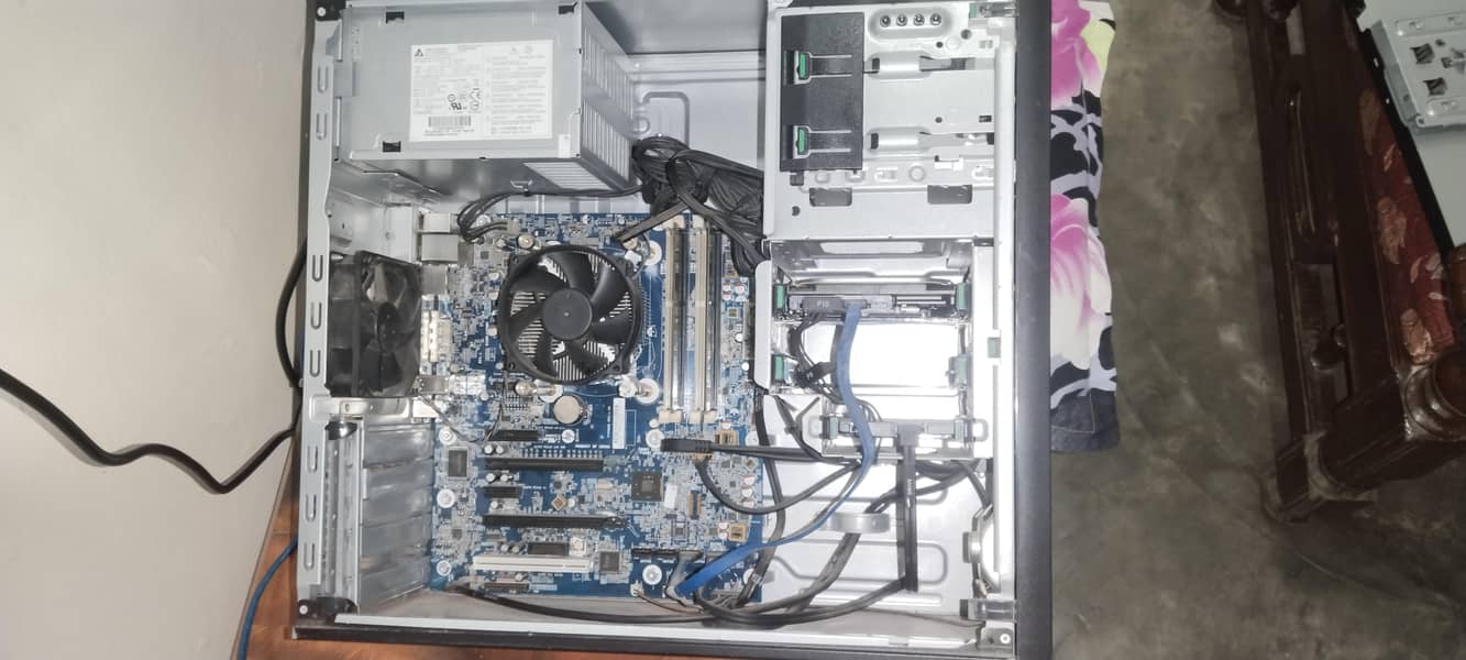 HP ڈیسک ٹاپ کمپیوٹر مکمل سیٹ، بہترین حالت میں 3